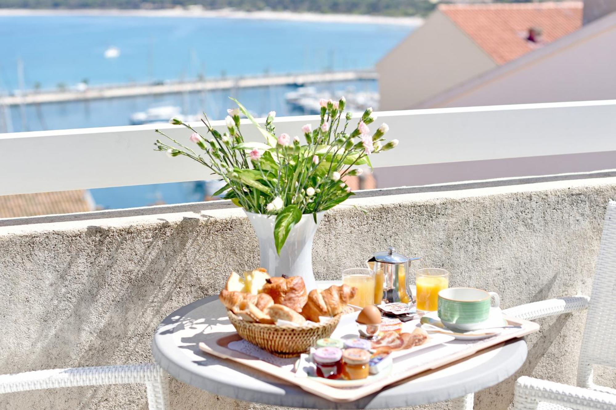 Hotel Le Rocher กาลวี ภายนอก รูปภาพ
