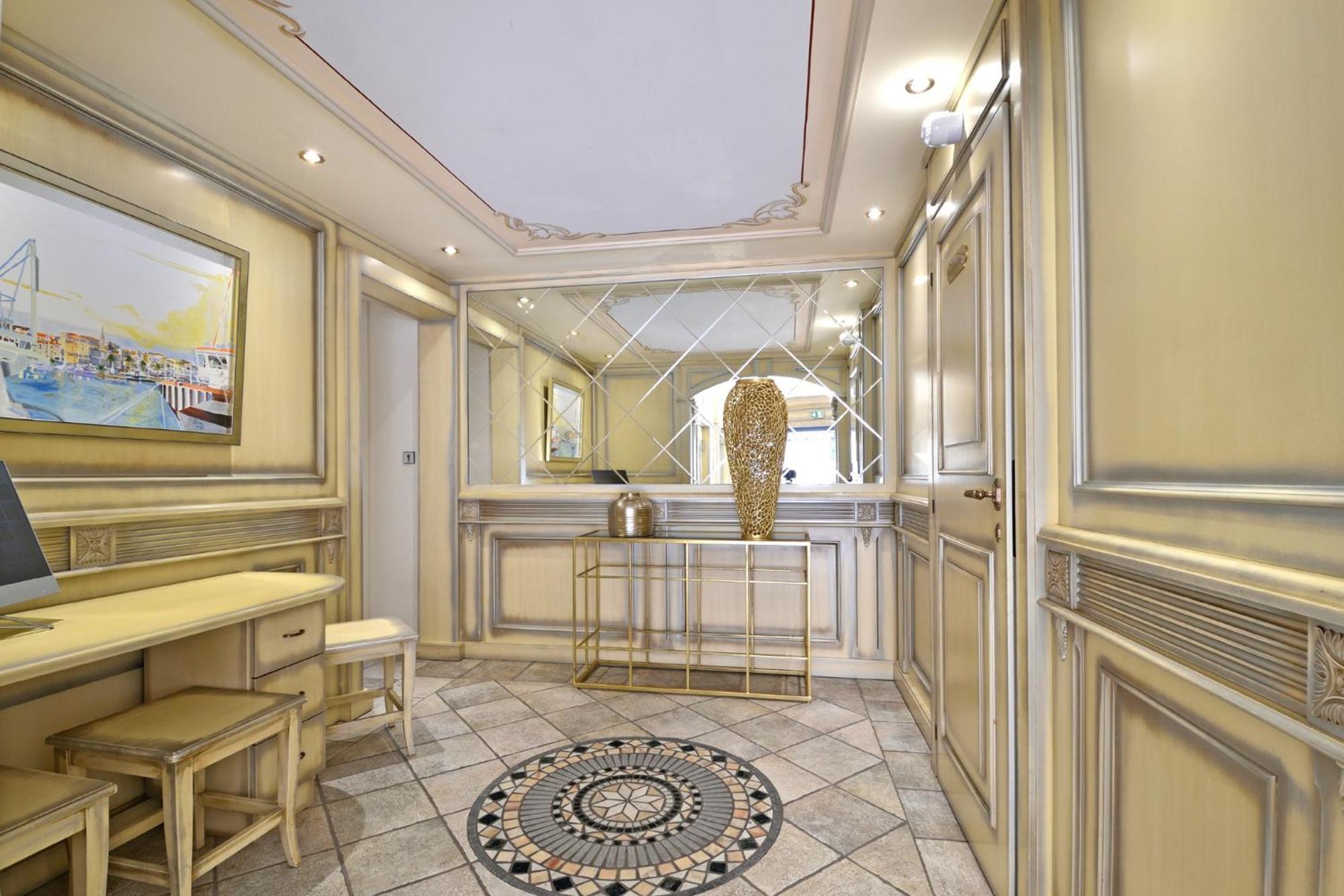 Hotel Le Rocher กาลวี ภายนอก รูปภาพ